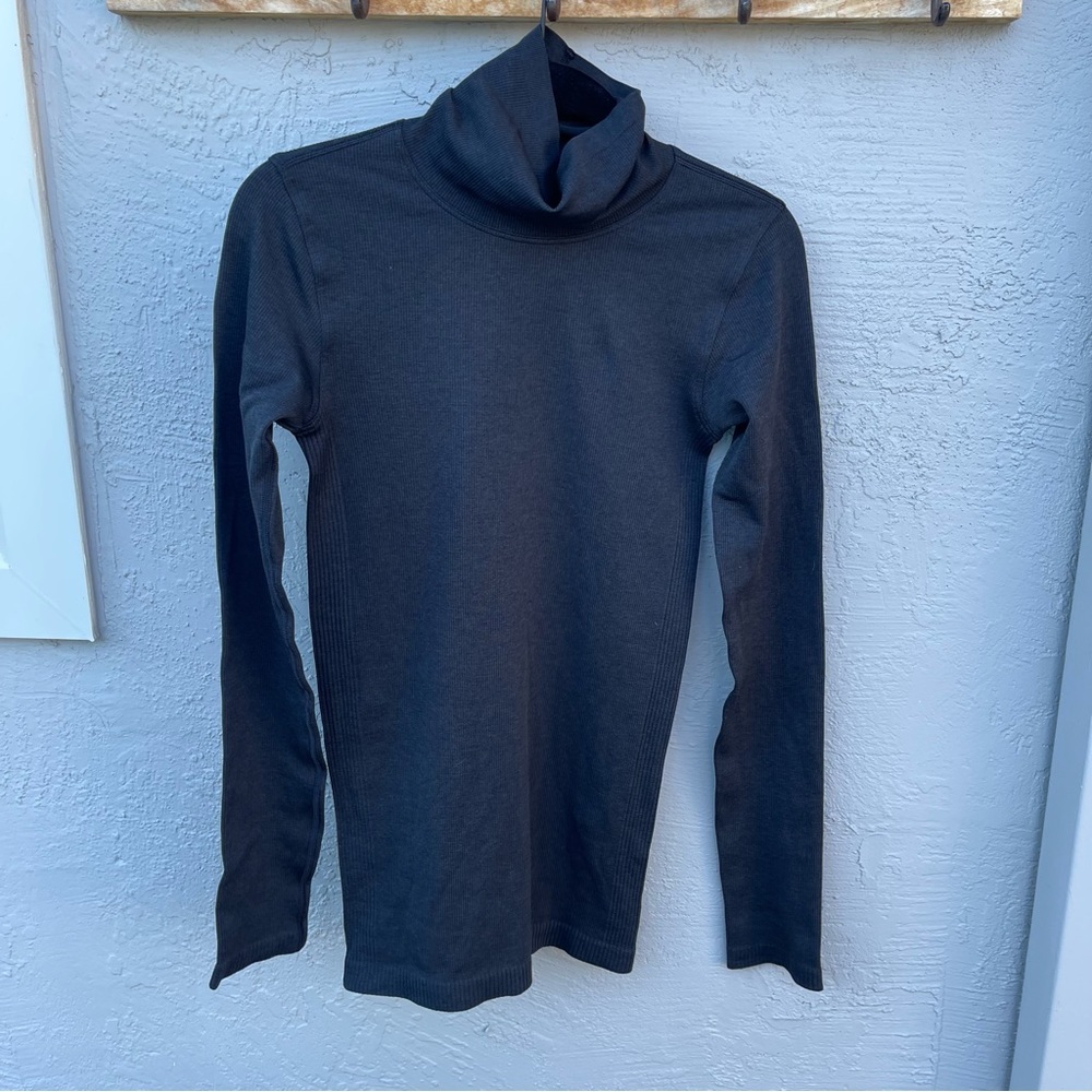 Lululemon . Yin Vibes turtleneck